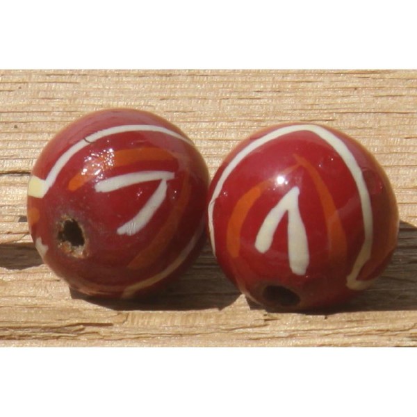 Deux perles rondes en bois brique, décor peint à la main, 2 cm de diamètre. - Photo n°2