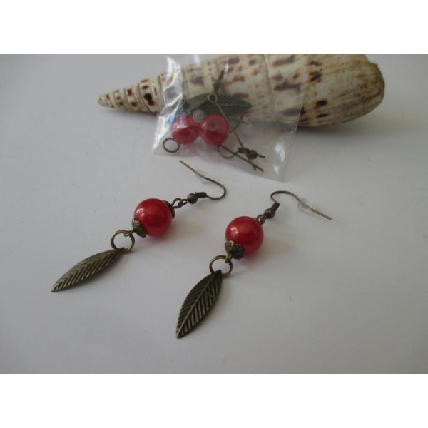 Kit boucles d'oreilles perle rouge et plume bronze - Photo n°1
