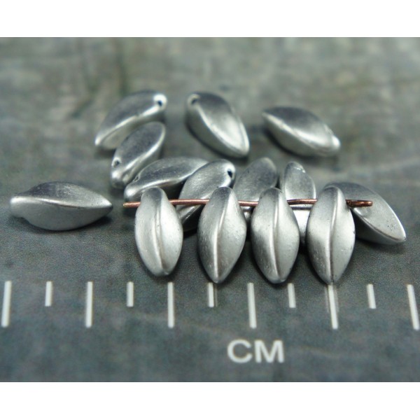 Matte Silver Pétale de Fleur Torsadée Verre tchèque Perles de 6mm x 12mm 24pcs - Photo n°1