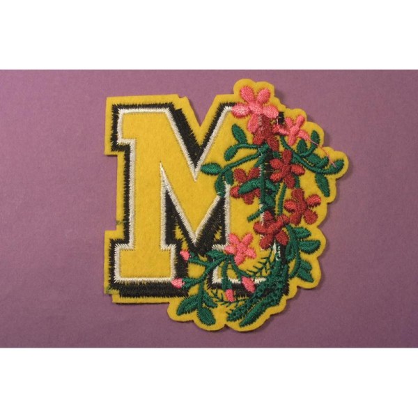 APPLIQUE TISSU THERMOCOLLANT : lettre M motif fleur 75*70mm - Photo n°1