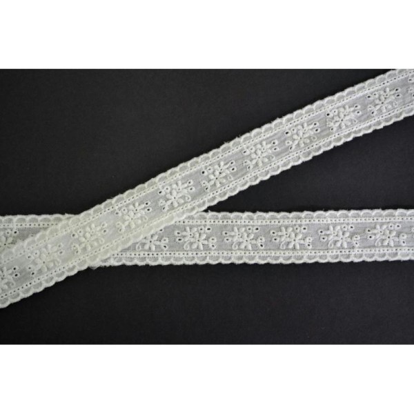 Dentelle broderie anglaise Clementine 30mm - Photo n°1