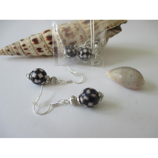 Kit boucles d'oreilles perles damier noir et blanc - Photo n°1
