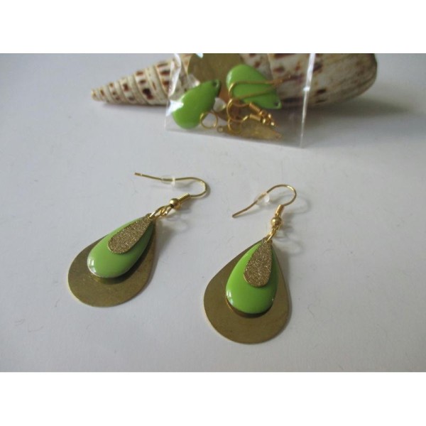 Kit boucles d'oreilles gouttes dorées et sequin vert clair - Photo n°1