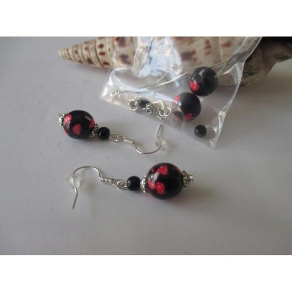 Kit boucles d'oreilles perles noires et rouges - Photo n°1