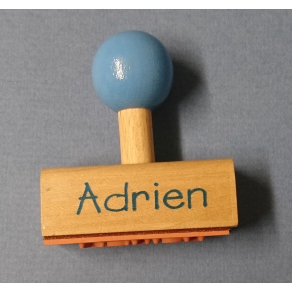 Tampon en bois prénom Adrien - Photo n°1
