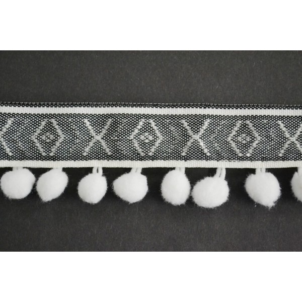 Galon pompon blanc brodé motifs en chambray noir et blanc 45mm - Photo n°1