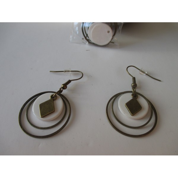 Kit boucles d'oreilles anneaux bronze et sequin nacre blanc - Photo n°1