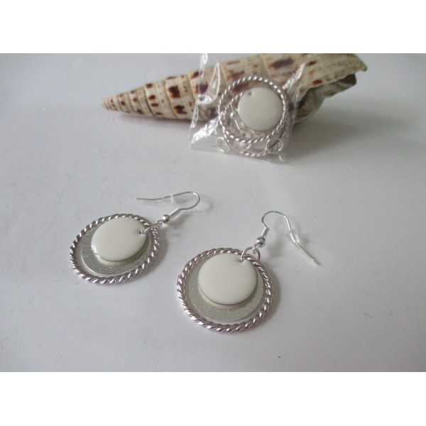 Kit boucles d'oreilles anneaux torsadés et sequin émail blanc - Photo n°1
