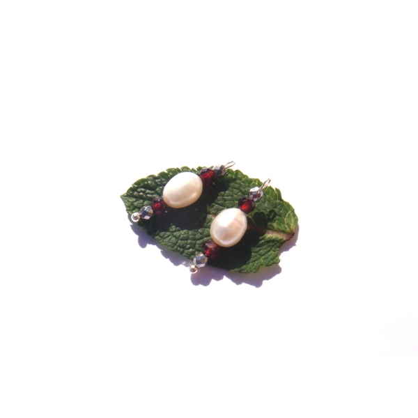 Perles d'Eau Douce, Grenat, Hématite argentée : 2 petites breloques 25 MM de longueur x 7 MM - Photo n°1