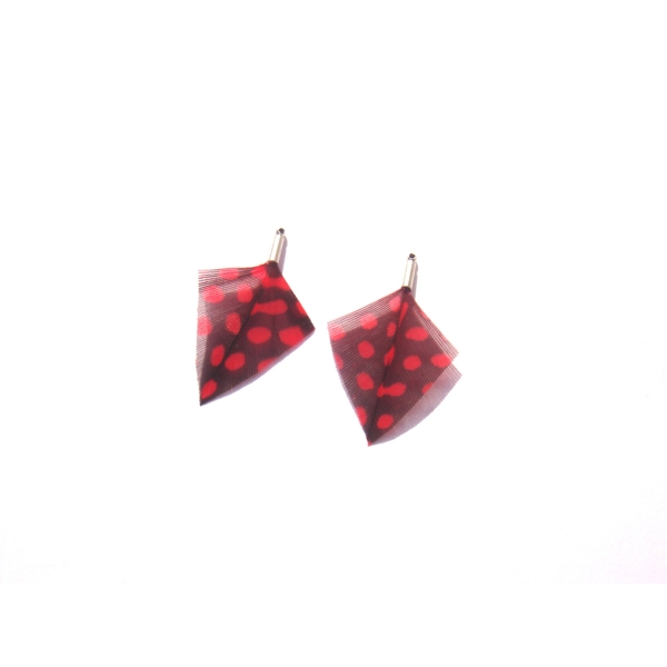 Pendentifs plumes Pintade teintée rouge : Petits pendentifs 38 MM de hauteur - Photo n°1