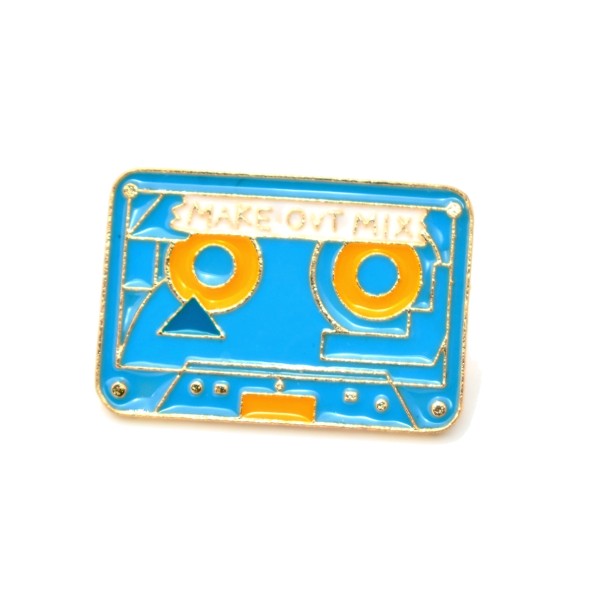 Pin's émaillé cassette audio années 80, broche bijou - Photo n°1