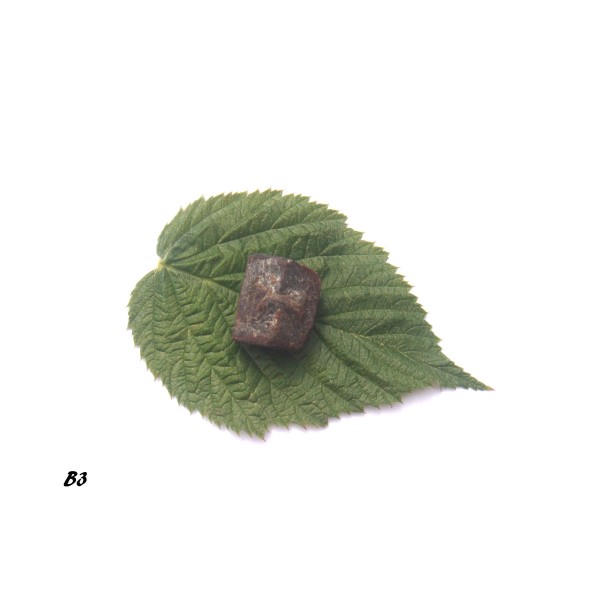 Staurolite petite pierre brute 1,5 CM x 1,2 CM x 0,7 CM de tranche max (B3) - Photo n°1