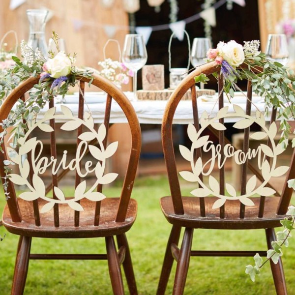 Décorations chaises couronnes bois mariés - Photo n°1