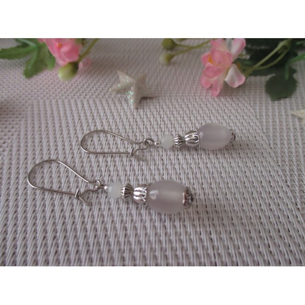 Kit de boucles d'oreilles apprêts argent mat et perle en verre blanche - Photo n°1