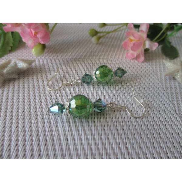 Kit boucles d'oreilles perles en verre electroplate verte - Photo n°1