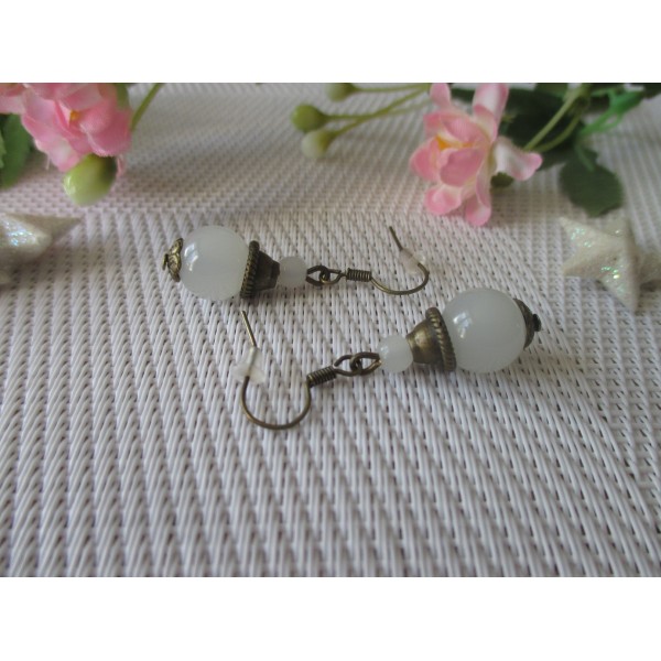 Kit boucles d'oreilles apprêts bronze et perle en verre blanche imitation jade - Photo n°1