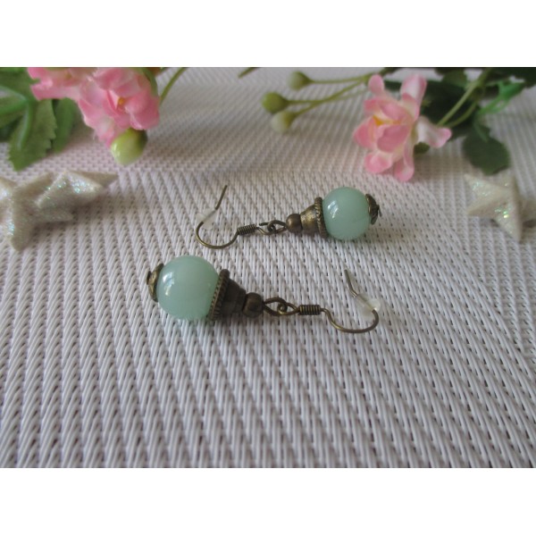 Kit boucles d'oreilles apprêts bronze et perle en verre vert pale imitation jade - Photo n°1