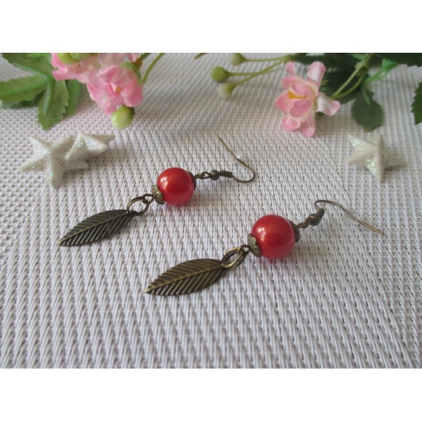 Kit boucles d'oreilles perles rouges et plume bronze - Photo n°1