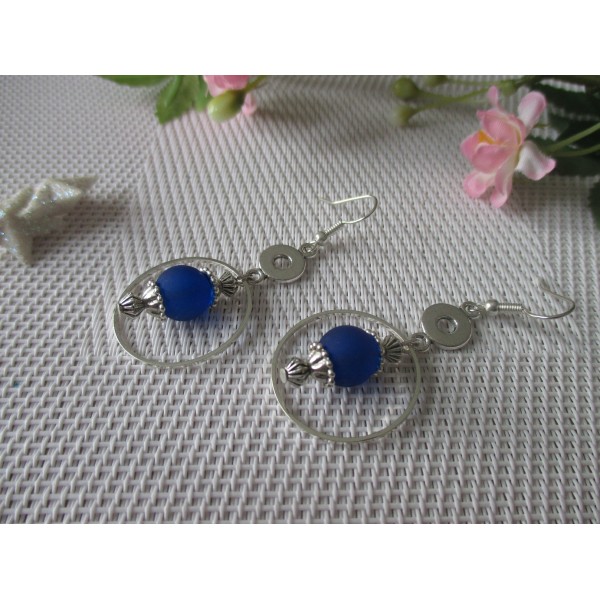 Kit boucles d'oreilles apprêts argentés et perles en verre bleu nuit - Photo n°1