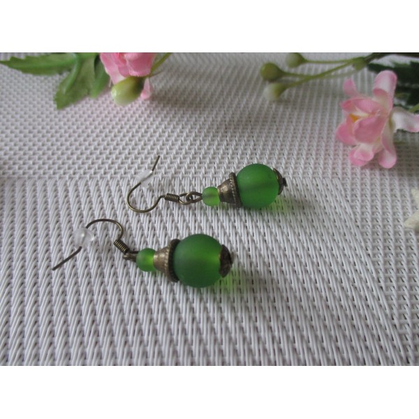 Kit boucles d'oreilles apprêts bronze et perle en verre verte givrée - Photo n°1