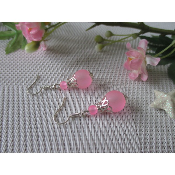 Kit boucles d'oreilles apprêts argentés et perle en verre rose - Photo n°1