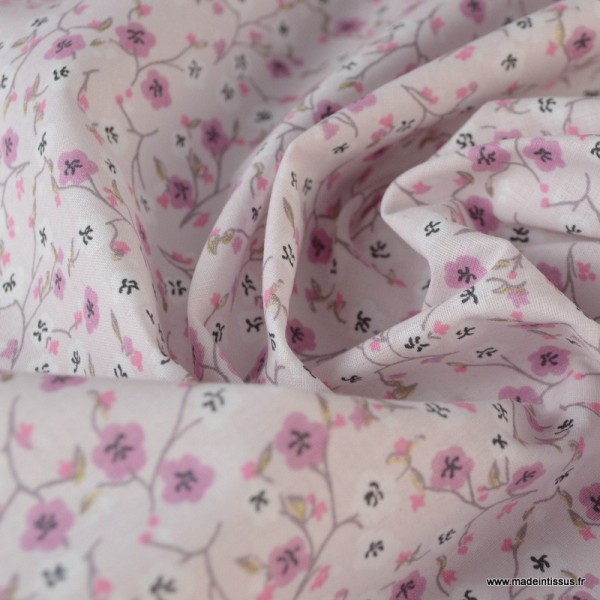 Tissu coton imprimé fleurs roses sur fond rose poudré - Photo n°3