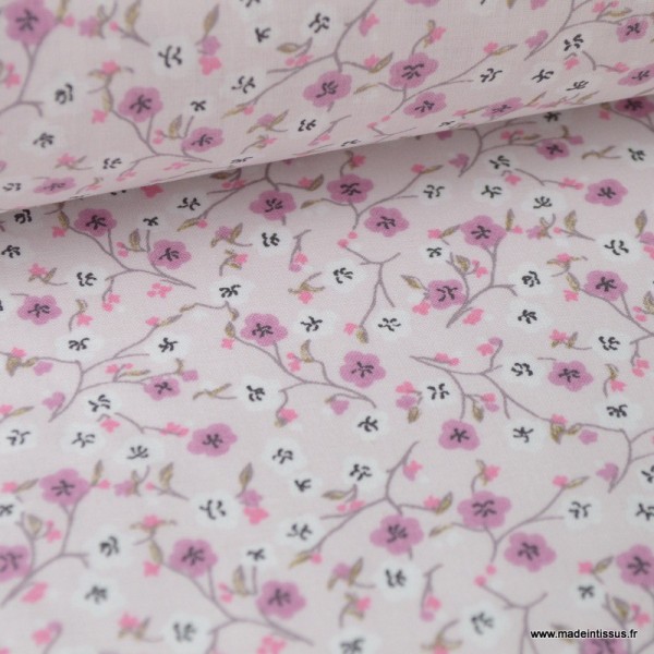 Tissu coton imprimé fleurs roses sur fond rose poudré - Photo n°1