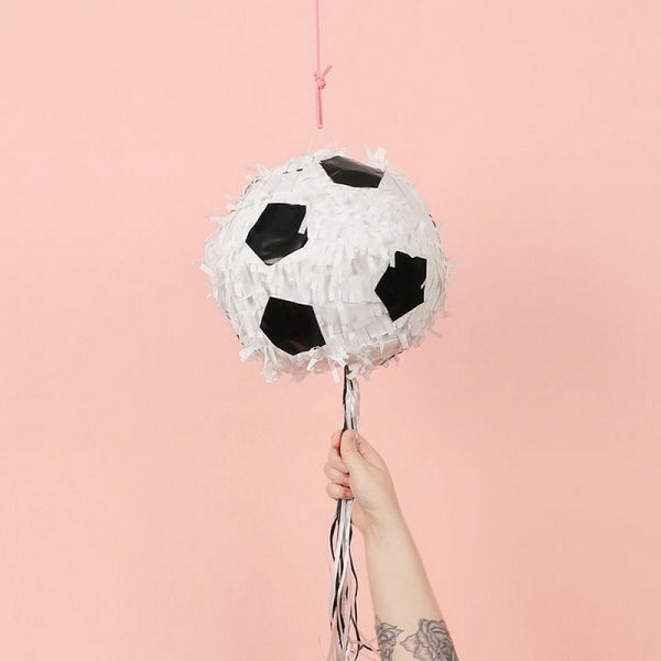 Pinata Ballon de Foot, 45 x 40 cm, pour anniversaire ou babyshower, vendue vide - Photo n°3