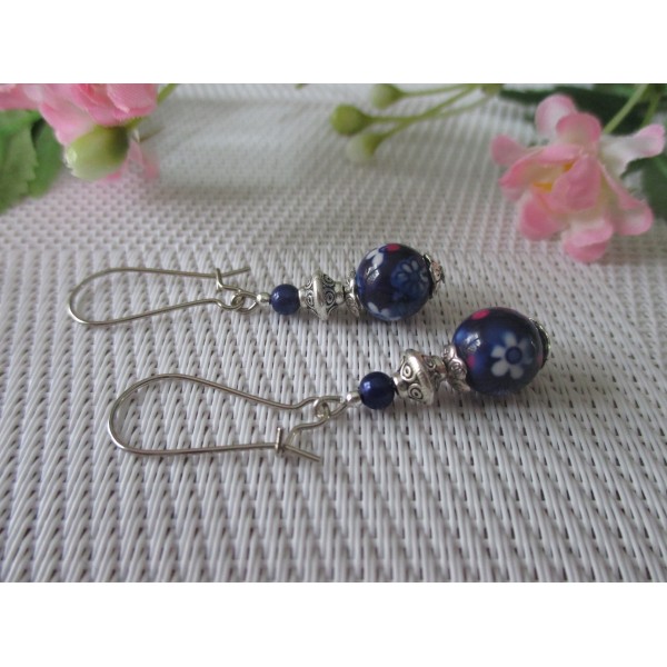 Kit boucles d'oreilles apprêts argent mat et perle en verre bleu à motif - Photo n°1