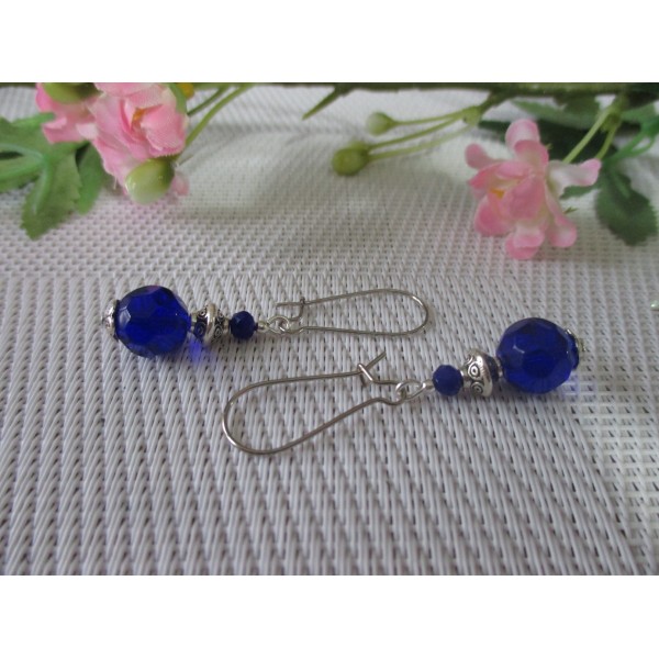 Kit boucles d'oreilles apprêts argent mat et perles en verre à facette bleu nuit - Photo n°1