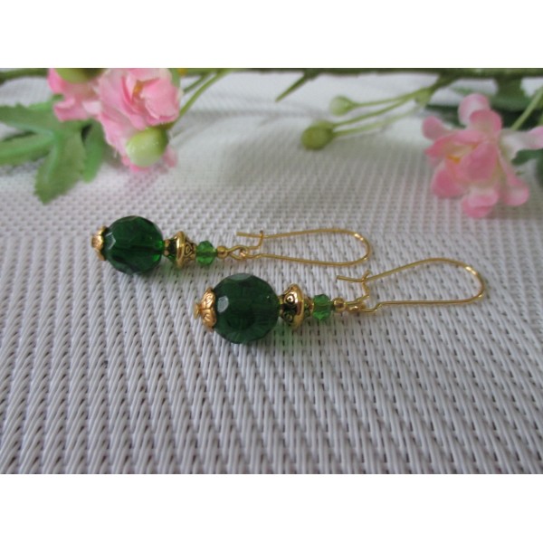 Kit boucles d'oreilles apprêts dorés et perle en verre à facette verte foncé - Photo n°1