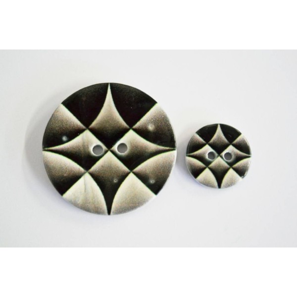 Bouton bois coco motif techno en noir et gris 15mm - Photo n°1