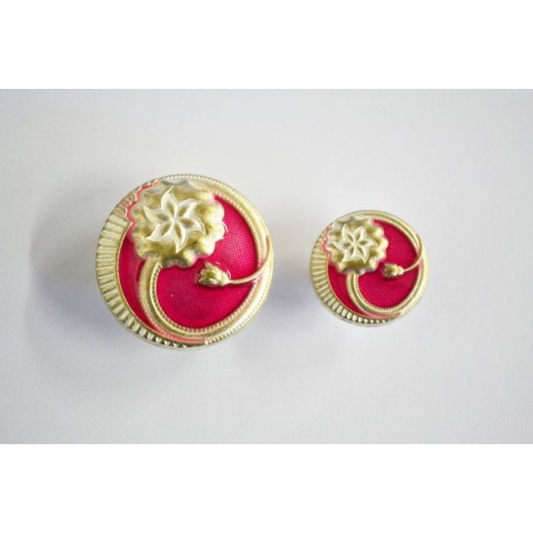 Bouton métal motif floral or pâle blanchi, fond rose indien vernis 22mm - Photo n°1