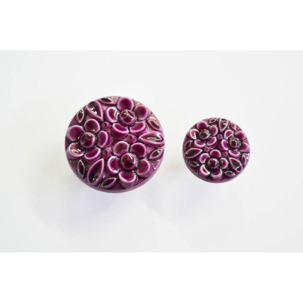 Bouton plastique façon céramique fleur aubergine 22mm - Photo n°1
