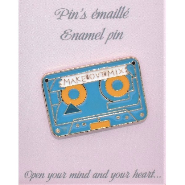 Epinglette, pin's émaillé cassette audio années 80, pin's musique - Photo n°1