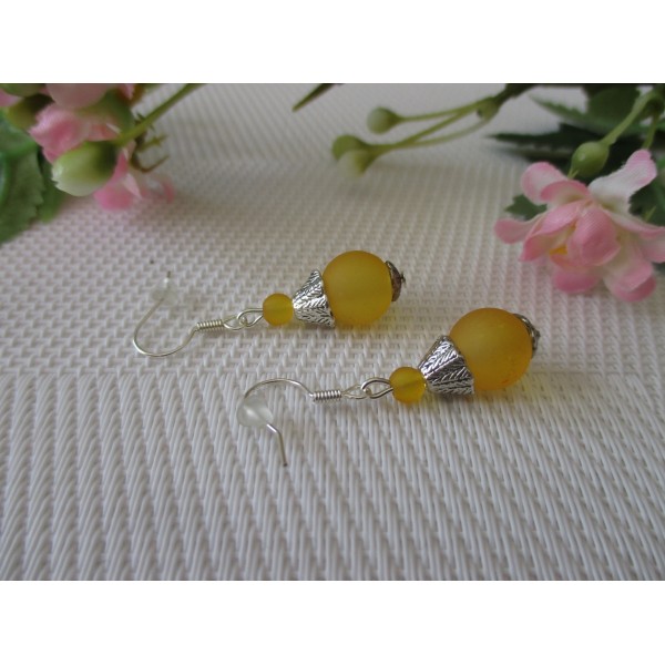 Kit boucles d'oreilles perles en verre givrée jaune orangé - Photo n°1
