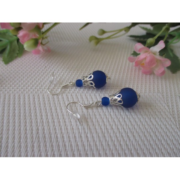 Kit boucles d'oreilles perles en verre bleu nuit et apprêts argentés - Photo n°1