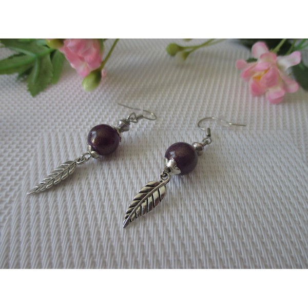 Kit boucles d'oreilles perles violettes et plume argent mat - Photo n°1