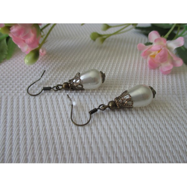 Kit boucles d'oreilles perles gouttes ivoires et apprêts bronze - Photo n°1