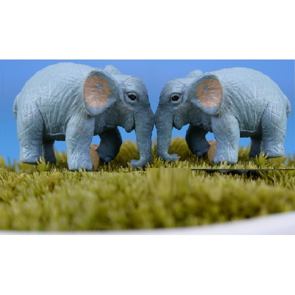 MINIATURE RESINE : lot de 2 éléphants gris clair longueur 2.5cm - Photo n°1