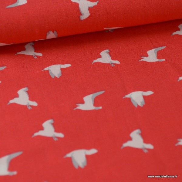 Tissu Viscose fluide imprimé oiseaux sur fond rouge - Photo n°1