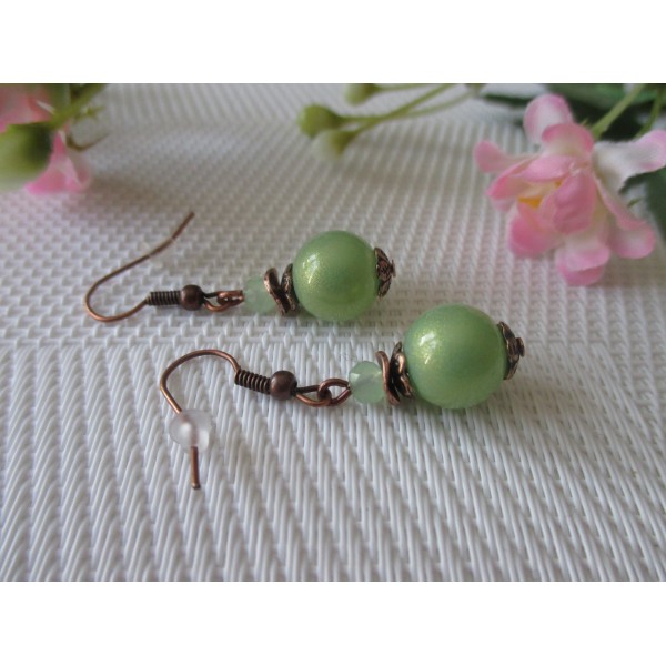 Kit boucles d'oreilles apprêts cuivre rouge et perle en verre verte - Photo n°1