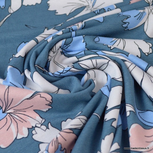Tissu jersey Viscose imprimé fleurs roses et bleus fond bleu - Photo n°2