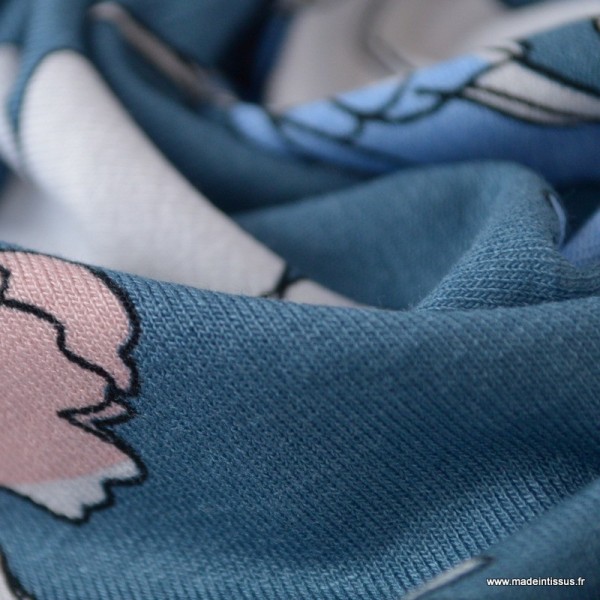 Tissu jersey Viscose imprimé fleurs roses et bleus fond bleu - Photo n°3