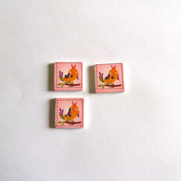 3 Boutons bois carré, oiseau orange et rose – 20x20mm - Photo n°1