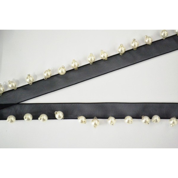 Perles blanches sur ruban organza noir 15mm - Photo n°1
