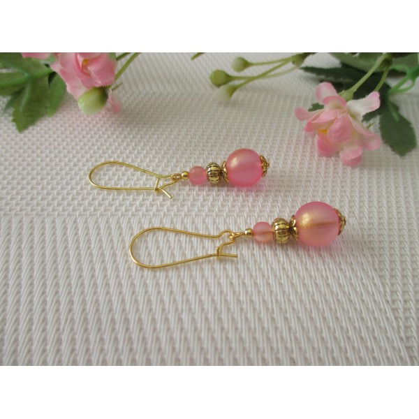 Kit de boucles d'oreilles apprêts dorés et perles rose brillante - Photo n°1