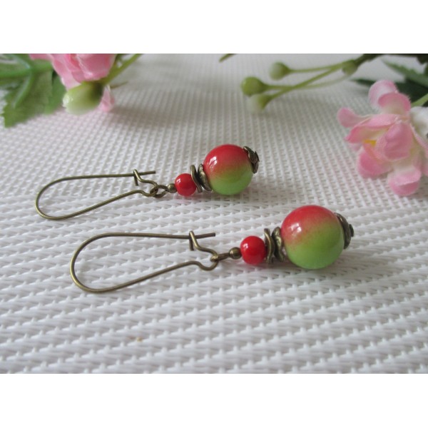 Kit boucles d'oreilles apprêts bronzes et perles en verre verte et rouge - Photo n°1