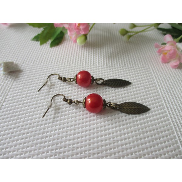 Kit boucles d'oreilles perles rouges et plume bronze - Photo n°1