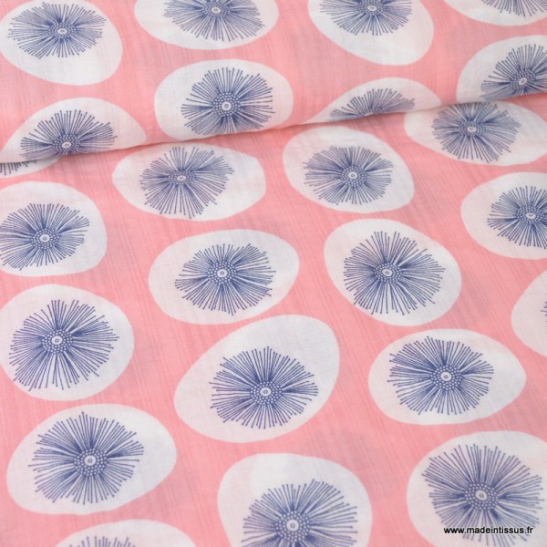 Tissu Voile de Coton Viscose Fleurs de pissenlits bleu marine sur fond Rose - Photo n°1